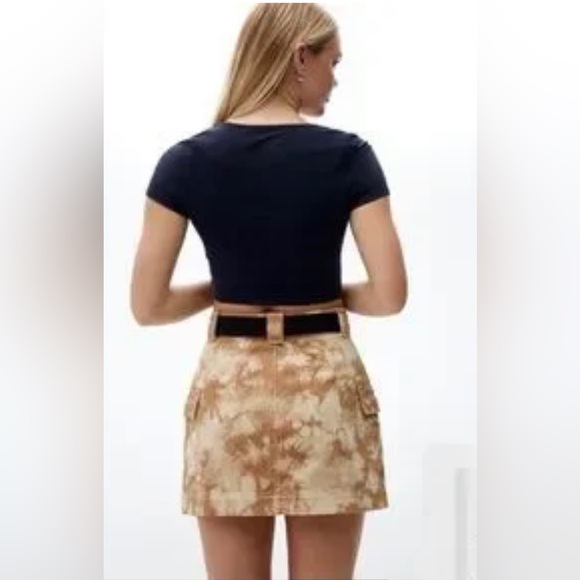 PacSun belted cargo skirt in brown tie dye print. Size 24” 
EUC - Picture 3 of 8